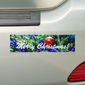 Roodbal met groene kerstboom bumpersticker (Op auto)