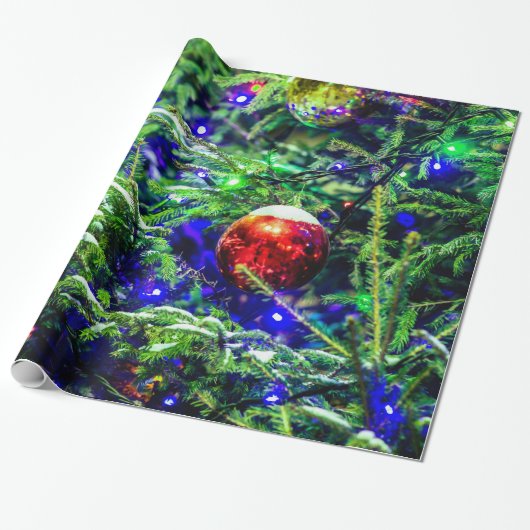 Roodbal met groene kerstboom cadeaupapier (Uitgerold)