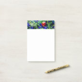 Roodbal met groene kerstboom post-it® notes (Op bureau)