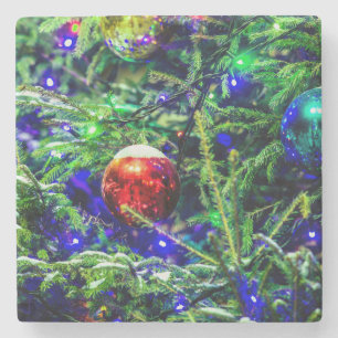 Roodbal met groene kerstboom stenen onderzetter