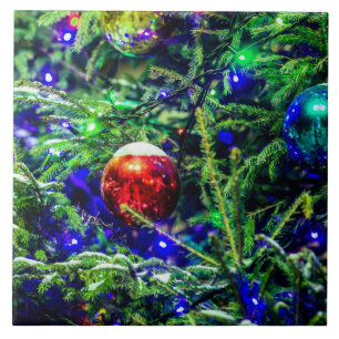 Roodbal met groene kerstboom tegeltje