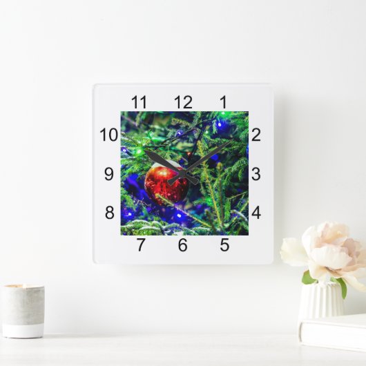 Roodbal met groene kerstboom vierkante klok (Huis)