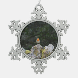 Roodborst op een stenen muur tin sneeuwvlok ornament