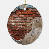 Roodbrick onder graffiti met een muur van luiers keramisch ornament (Links)