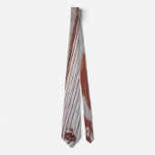 Roodbruin verf op hout stropdas (Voorkant)