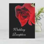 Roodbruine roos op zwarte uitnodiging (Staand voorkant)