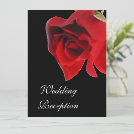 Roodbruine roos op zwarte uitnodiging (Staand voorkant)