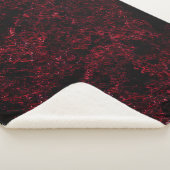 Rooddikke spons tegen donkerrode achtergrond sherpa deken (3/4)