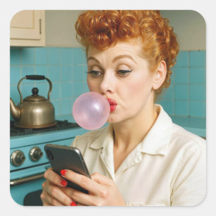 Roodharige Retro Vrouw Typt Op een Mobiele Telefoo Vierkante Sticker
