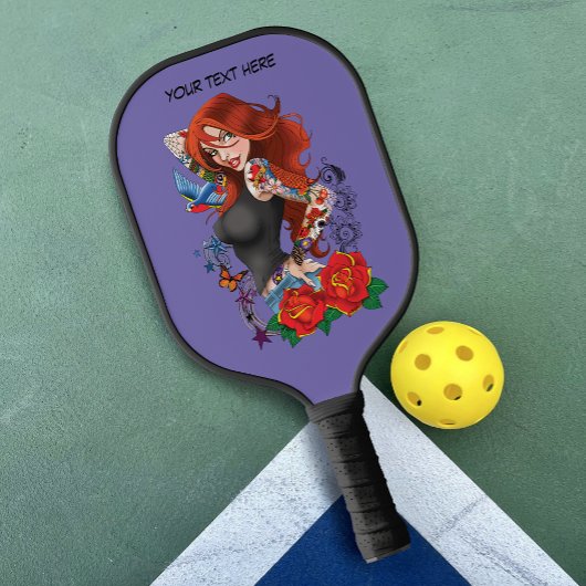 Roodharige Vrouw Tattoos Pickleball Paddle