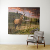 Roodherten die in een dramatisch berglandschap sta wandkleed (In Situ (horizontaal))