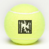 Roodkapje onder bomen in gras met wolf tennisballen (Achterkant)