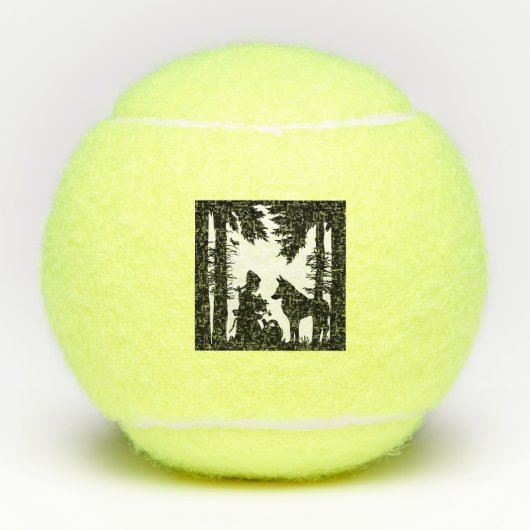 Roodkapje onder bomen in gras met wolf tennisballen (Voorkant)