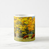 Roodkoeien onder de Mok Gele Herfst Trees (Center)