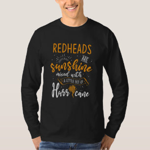 Roodkoppen zijn zonneschijn gemengd met een beetje t-shirt