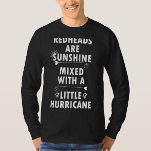 Roodkoppen zijn zonneschijn vermengd met een beetj t-shirt