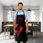 Roodkreeft, kokok schort<br><div class="desc">Nautisch,  zomer en zee eten thema. Een rode kreeft op een zwarte achtergrond. De tekst: Chef met een modern rood handgeschreven stijlscript. Personaliseer en voeg jouw namen toe.</div>