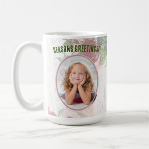 Roodkreuken met drukvulling die op papier schrijve koffiemok