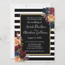 Roodmarinevrouw rond zwarte en witte strepen