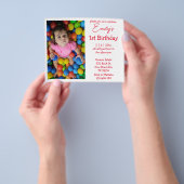 roodminimalistisch fotomeisje 1e verjaardag uitnod flyer (Hand)