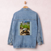 Roodogige grijns: de lachende schildpad denim jacket (Hangar)