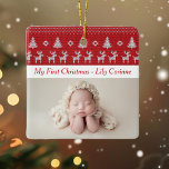 Roodrendiersklassieke baby's eerste kerstfoto keramisch ornament<br><div class="desc">Een oogstjaars kerstboom en rendier-argyle-sweater in het rood boven uw gepersonaliseerde tekst voor de eerste Kerstmis van uw baby. Pas deze kerstcadeausieraden aan met een prachtige pasgeboren foto onder een nostalgisch Xmas-ontwerp. Een geweldig aangepast cadeau voor nieuwe grootouders.</div>