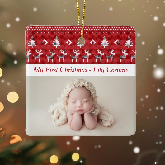 Roodrendiersklassieke baby's eerste kerstfoto keramisch ornament