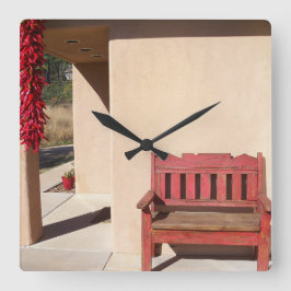 roodrode bank op een klok