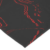 Roodrode lange sporen boven zwarte achtergrond korte tafelloper (Hoek)