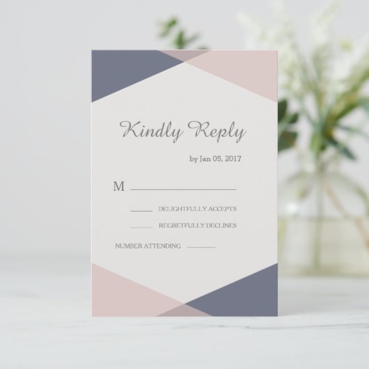 Roodroze blauwe geometrische elegante trouw-rsvp kaart (Staand voorkant)
