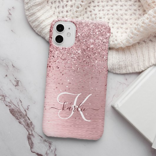 Roodroze Geborstelde Metaal Glitter Monogram Naam iPhone 15 Case