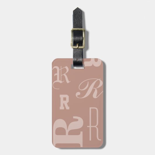 Roodroze gepersonaliseerde monogram, typografie in bagagelabel (Voorkant verticaal)