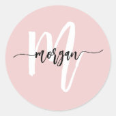 Roodroze Moderne Script Meisjesachtig Monogram Naa Ronde Sticker (Voorkant)