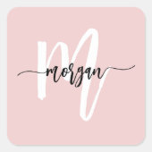 Roodroze Moderne Script Meisjesachtig Monogram Naa Vierkante Sticker (Voorkant)