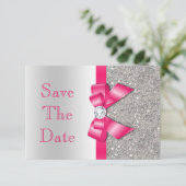 Roodroze namaak hoedenspeld & diamanten Save The D Save The Date (Staand voorkant)