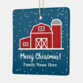 Roodschuur boerderij huis in sneeuw, kerstmis keramisch ornament (Links)