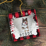 Roodspeldenroestbomen Dog Bone Pet Photo Keramisch Ornament<br><div class="desc">Het boerderij is vers kerstbomen die de fotomfotompsiefornament van de rosterse kerstbomen houden. De versiering kan met de naam van het huisdier,  het jaar,  en de foto worden aangepast. Rood scharnierplaatje met roestvrijdenbomen en sneeuwvlokken. De naam van het gezelschapsdier wordt weergegeven op een wit hondenbot. Kunstwerk van Muthology Papery.</div>