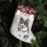 Roodspeldenroestbomen Dog Bone Pet Photo Kleine Kerstsok<br><div class="desc">Rustisch boerderij verse kerstbomen foto's met kerstmis. Het uitzetten kan worden aangepast met de naam van het huisdier en de foto. Rood scharnierplaatje met roestvrijdenbomen en sneeuwvlokken. De naam van het gezelschapsdier wordt weergegeven op een wit hondenbot. De achterkant van de voorraad heeft een rood vlecht- en wit sneeuwvlokpatroon. Kunstwerk...</div>