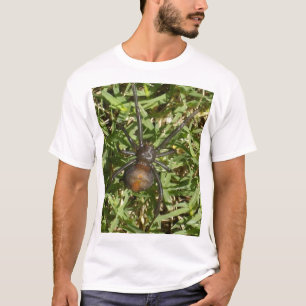 Roodspin op groene gras, t-shirt