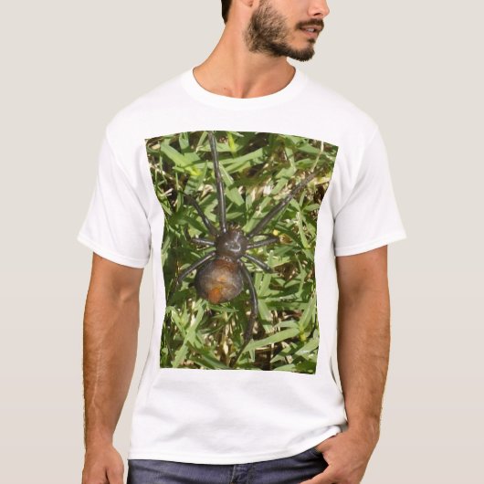 Roodspin op groene gras, t-shirt (Voorkant)