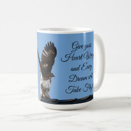 roodstaarthavik die Inspirerend neemt Koffiemok
