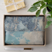 Roodstaarthavik vliegt boven ontvlechting van berg tissuepapier (Geschenk)