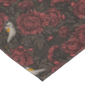 Roodstart in de chrysanten in bruin en rood tafelkleed (Gekanteld)