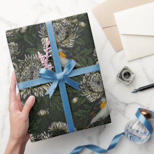 Roodstart in de chrysanten in groen en wit cadeaupapier
