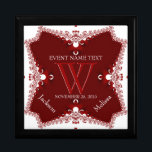 Roodwitte rand Jubileum Ruwweg Rand Gift Box Cadeaudoosje<br><div class="desc">Unieke aanpasbare cadeaudozen van hout: Stijlvolle breukrode rand aan witte sieraden - Verfijnde en elegante aangepaste cadeaus voor bruiloft, Jubileum of verloving. Personaliseer je met namen, verjaardagsdatum en monogram of nummers - gemaakt in een prachtige, houten cadeaudoos om rimpetten en juwelen te bewaren voor je speciale keepsakes. Maakt een geweldig...</div>