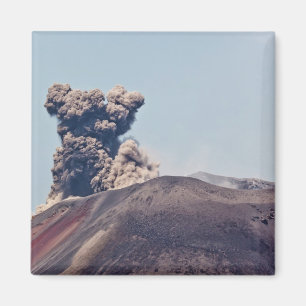 Rook uit actieve vulkaan Anak Krakatau Magneet