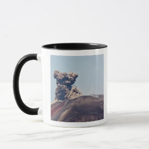 Rook uit actieve vulkaan Anak Krakatau Mok
