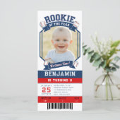 Rookie Baseball Ticket Red Blue Boy 1e verjaardag (Staand voorkant)