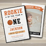 Rookie van de eerste verjaardag van de Basketball  Kaart<br><div class="desc">Viel je eerste verjaardag in stijl met onze Rookie van het jaar 1ste verjaardag Basketball Foto Uitnodiging! Deze persoonlijke uitnodiging is de perfecte manier om je gasten enthousiast te maken over je basketbalfeest. Onze uitnodiging is gemaakt van materialen van hoge kwaliteit en biedt een leuk en kleurrijk basketbalontwerp met ruimte...</div>