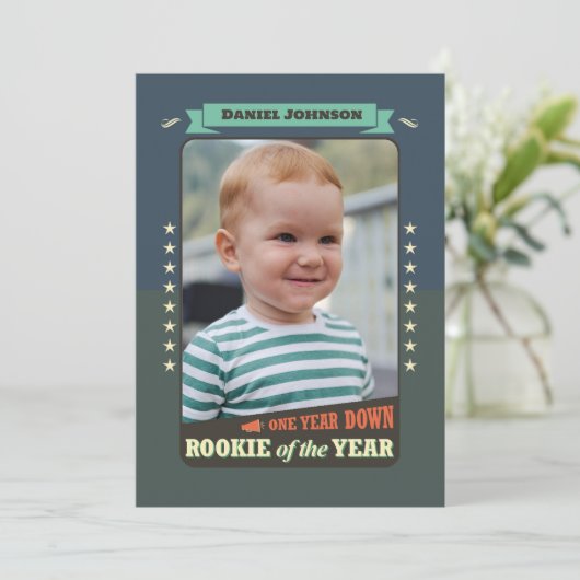 Rookie van het Jaar Eerste Verjaardag Uitnodiging (Staand voorkant)